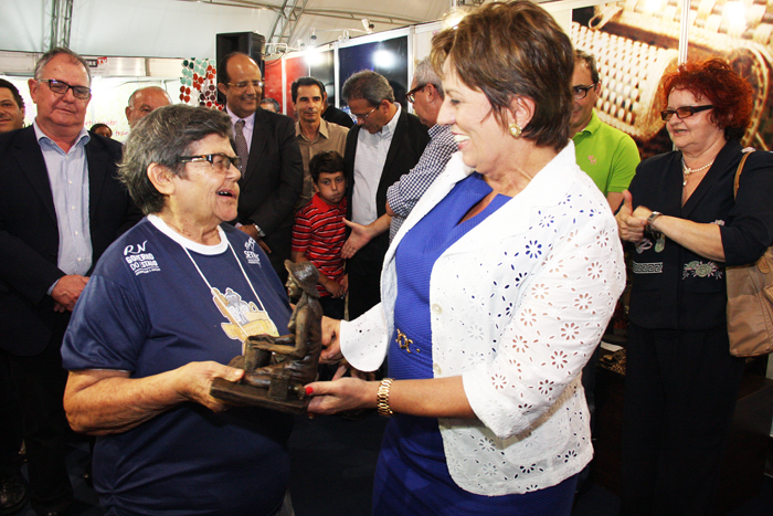 Rosalba homenageia artesã de Currais Novos