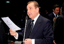 Agripino anuncia afastamento de Demóstenes da liderança no Senado