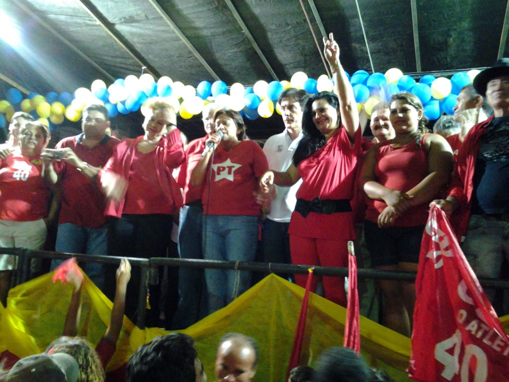 Robinson, Wilma e Fátima no palanque de Cid Arruda ontem em Nova Cruz