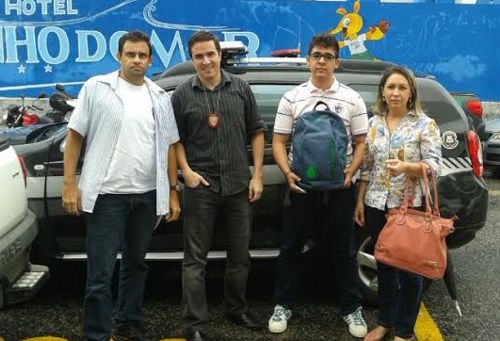 Com ajuda da PolÃ­cia Civil, mulher devolve a mexicano mochila perdida em Natal