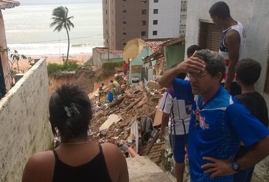 Natal: moradores de MÃ£e LuÃ­za se arriscam e retornam para buscar objetos