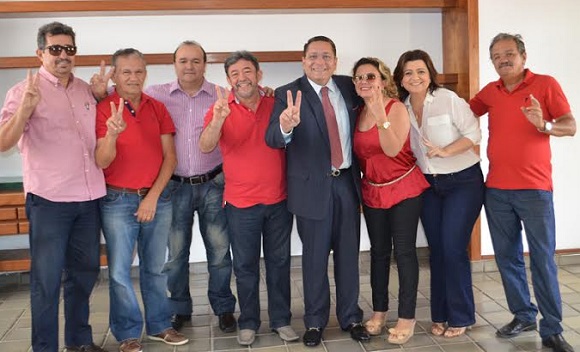 Vice-prefeito, vereadores e lideranças de Angicos reafirmam apoio a Ezequiel
