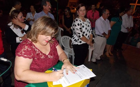 Prefeita de Martins anuncia construção de nova quadra de esportes