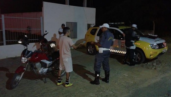 PolÃcia de Trânsito fiscalizou quase cem veÃculos durante operação em Caicó