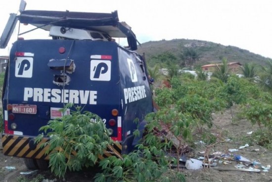 Grupo com 10 assaltantes explode carros-fortes na BR-230, em Cajá