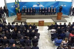 Temer dá posse a 10 novos ministros mantendo estrutura