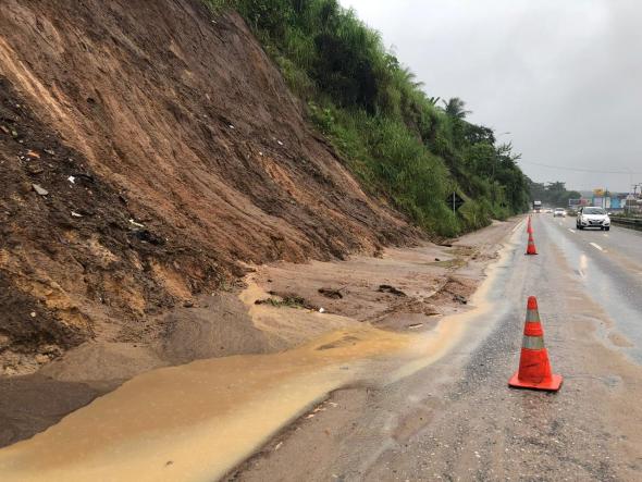 Ameaça de novo deslizamento em barreira interdita parte da BR-230