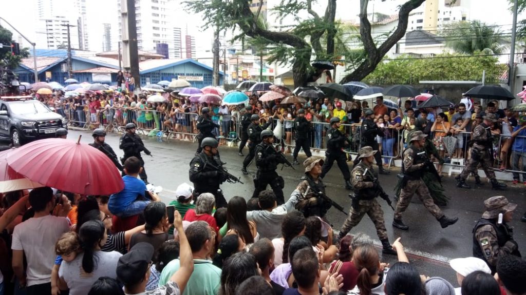 Sob chuva, milhares de pessoas acompanham desfile da Independência em Natal