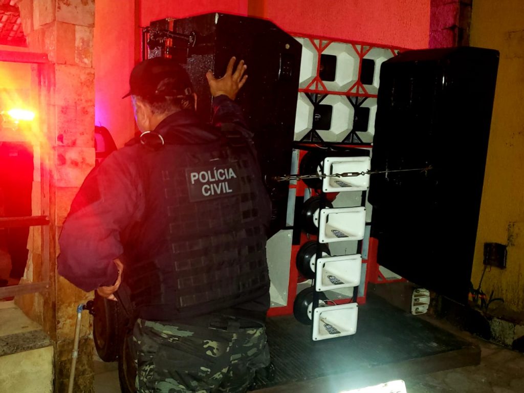PolÃcia realiza operação na Redinha e apreende drogas e paredões de som