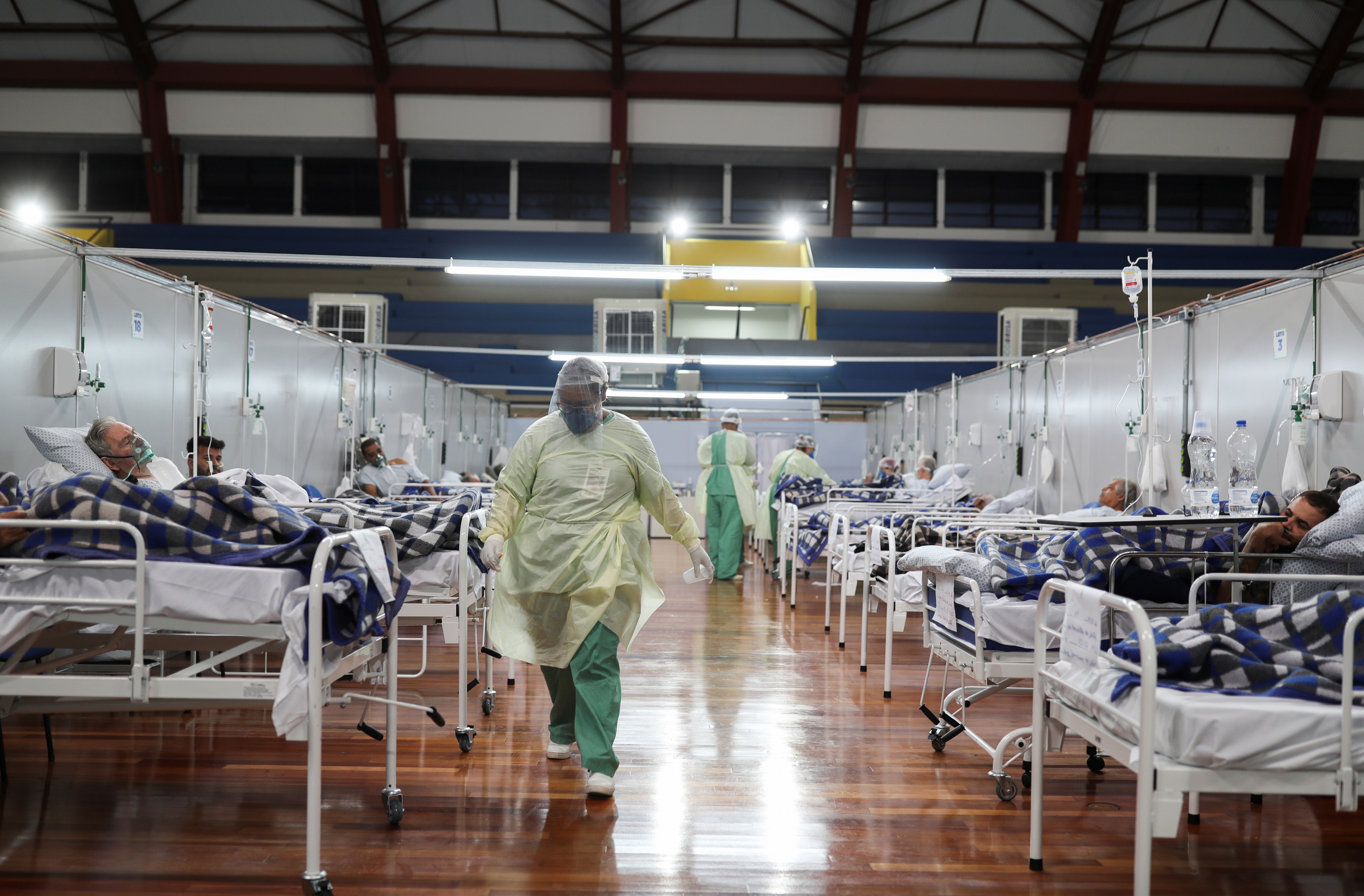 Brasil reduziu taxa de reproduÃ§Ã£o do novo coronavÃ­rus a menos da metade, mostra estudo