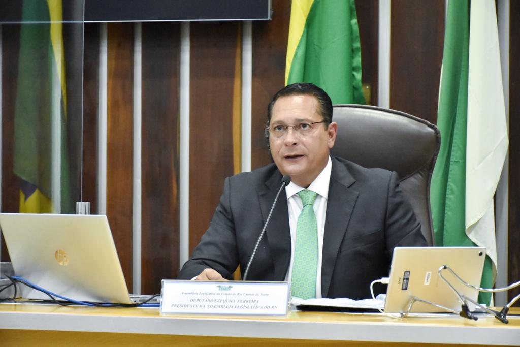 Projeto de Ezequiel libera uso de água para pequenos produtores do RN