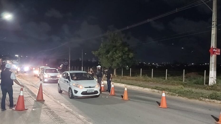 Duas pessoas são flagradas dirigindo bêbadas e outras 16 foram autuadas