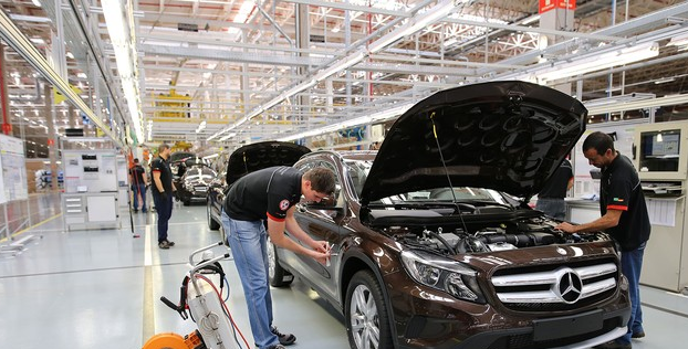 mercedes bens Mercedes-Benz encerra produção de automóveis no Brasil