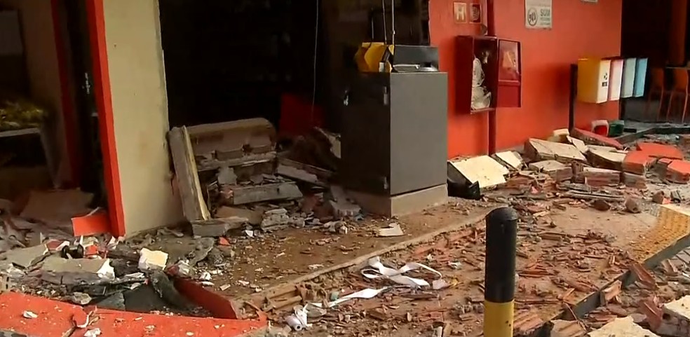 posto Quadrilha tenta explodir cofre e destrói parte de posto de combustíveis em Natal
