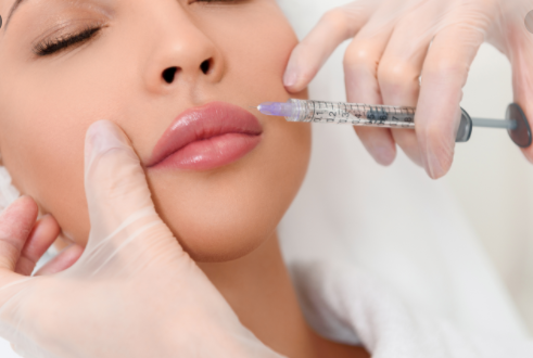 preenchimento Agora lascou: Relatório aponta que vacina contra Covid-19 pode causar reação adversa em pessoas com botox e preenchimento labial