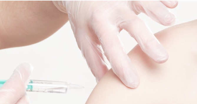 vacina no braco Covid-19: Saiba como será o plano de aplicação de vacina no RN