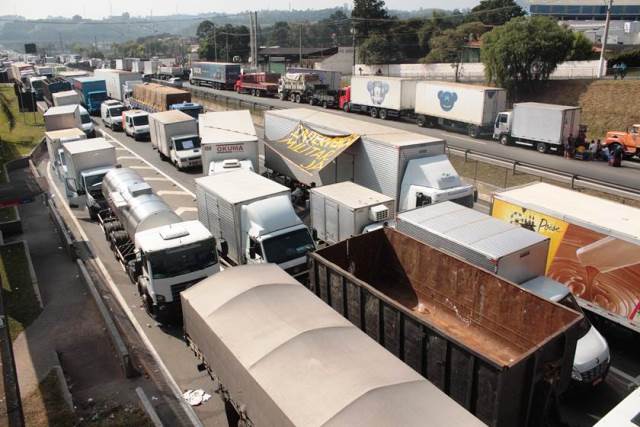 CDG20180526039 Justiça Federal do Rio proíbe caminhoneiros em greve de bloquear BR-101