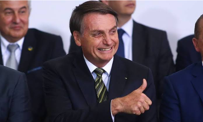 bolsonaro dedo Bolsonaro consolida crescimento e tem aprovação de 53%, diz pesquisa. A esquerda pira