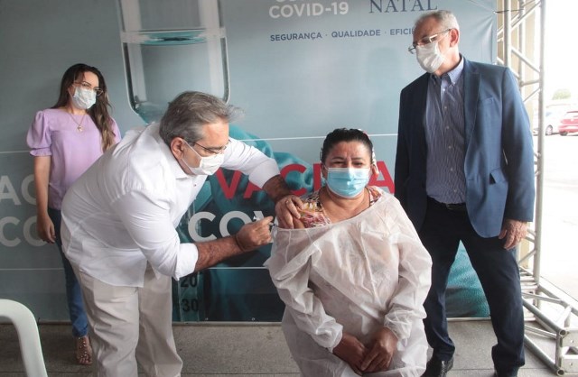 whatsapp image 2021 01 20 at 08.31.44 Técnica de enfermagem Ednalva Mauricio da Silva, foi a primeira a ser vacinada em Natal (RN)