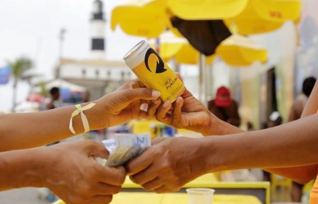 6542854 Ambev vai doar R$ 255 para ambulantes que não poderão vender cerveja no Carnaval
