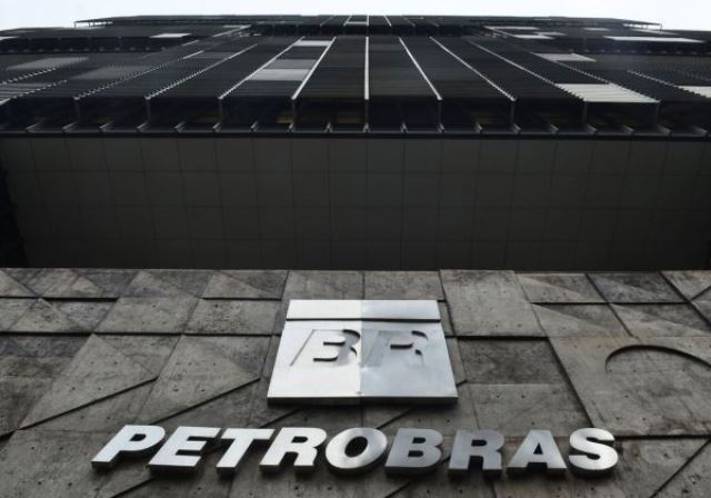 Petrobras 1 Investidores reclamam da remuneração de Castello Branco na Petrobras