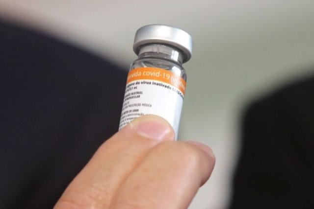 Vacina Coronavac 11 600x400 1 Ministério da Saúde 'encontra' 100 mil doses da CoronaVac em estoque