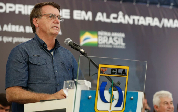 bolsonaro em alcantara Auxílio deve voltar a ser pago em março, diz Bolsonaro