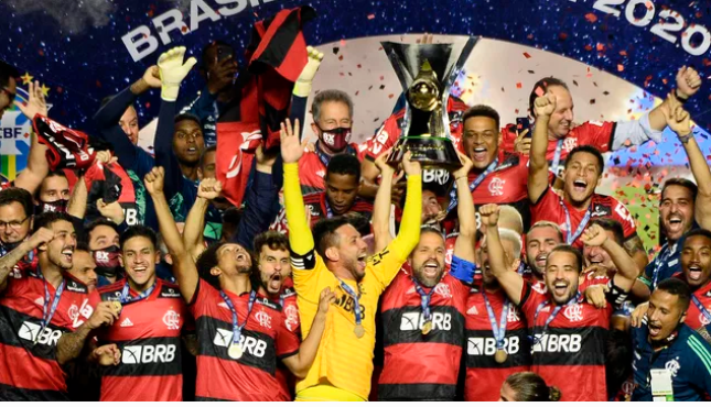 flamengo celebra É campeão! Flamengo perde para o São Paulo, conta com tropeço do Internacional e celebra o título brasileiro