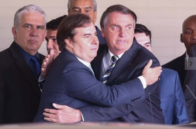 maia e bolsonaro 577517 Após 'traição' no DEM, Maia ameaça abrir processo de impeachment contra Bolsonaro