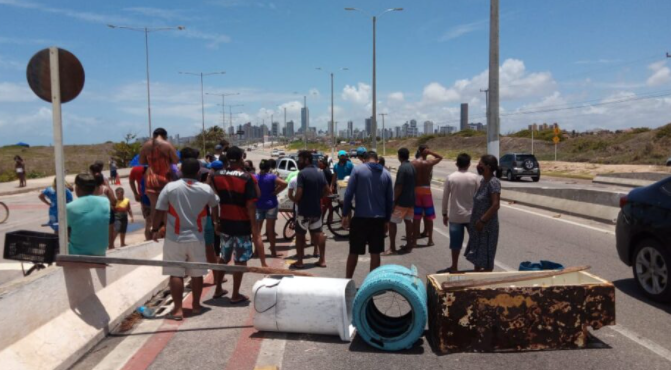 ponte fechada Ambulantes protestam em primeiro domingo de orla fechada em Natal (RN) e bloqueiam acesso à Ponte Newton Navarro