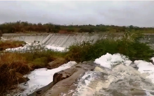 thtrj Barragem entre os municípios de São João do Sabugi e Caicó começa a sangrar após chuva de 140 mm