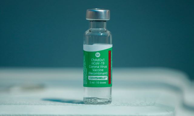 vacina19 Covid-19: Fiocruz aguarda neste sábado insumo para 12 milhões de doses
