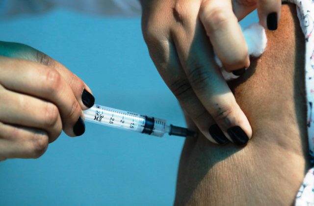 vacina de oxford astrazeneca 1 868x644 1 Número de vacinados já supera o de casos confirmados de covid-19 no mundo