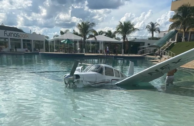 whatsapp image 2021 02 20 at 17.20.45 Avião monomotor cai em piscina de resort e deixa três pessoas feridas