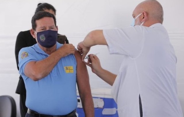 1ham Mourão é vacinado contra Covid-19 em Brasília