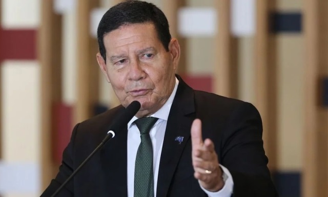 “Ministro é executor de decisões do presidente”, diz Mourão sobre novo ministro