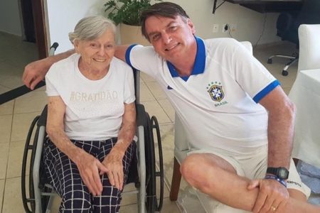 Bolsonaro e a mae Olinda 450x300 1 Bolsonaro comemora aniversário de 94 anos da mãe nas redes sociais