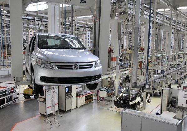 Volkswagen Volkswagen anuncia suspensão de produção no Brasil