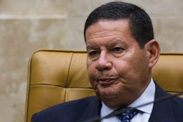 Qualquer coisa válida contra a Covid-19 deve ser usada, diz Mourão