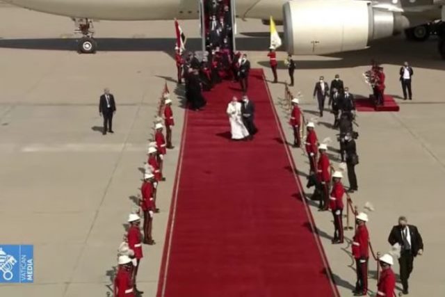 papa 7 600x400 1 Sob forte esquema de segurança, papa Francisco visita Iraque