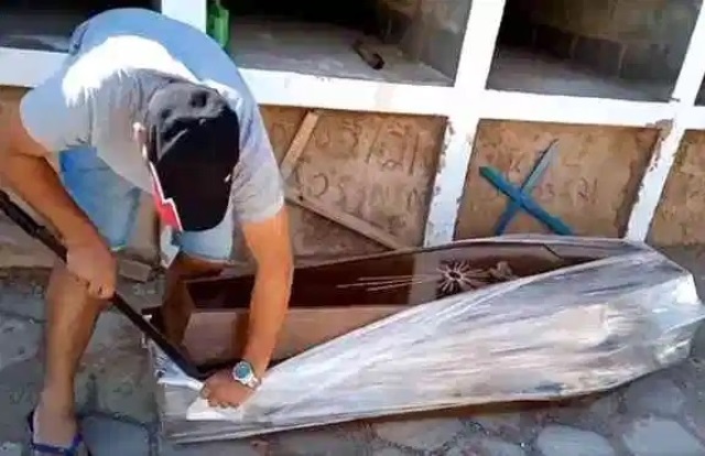 EREERY Vereador do PT abre caixão com facão para “provar” que idoso não morreu por Covid; Veja vídeo