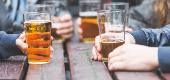 bebidas na mao Desembargador libera comercialização de bebidas alcoólicas até 22h e autoriza funcionamento de escolas