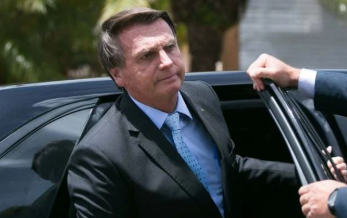 bolsonaro entrando no carro De olho em Bolsonaro, partido expulsa críticos do presidente