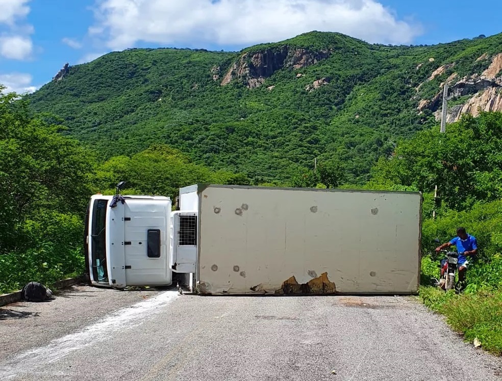 caminhao2 Caminhão frigorífico tomba e interdita a RN-117, na Serra de Martins (RN)