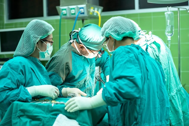 surgery 1822458 1920 Mais de 1 milhão de cirurgias eletivas foram adiadas no Brasil em 2020