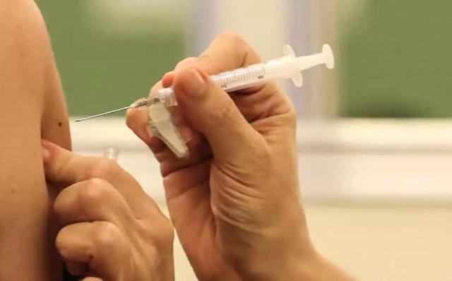 vacinacao by agencia brasil 02 Vacinação acelera e o Brasil chega a média diária de 800 mil doses
