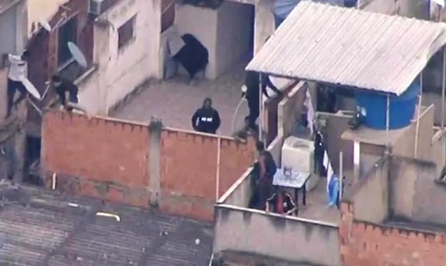 bandidos telhado 2 Operação da polícia deixa pelo menos 15 mortos no Jacarezinho, no Rio
