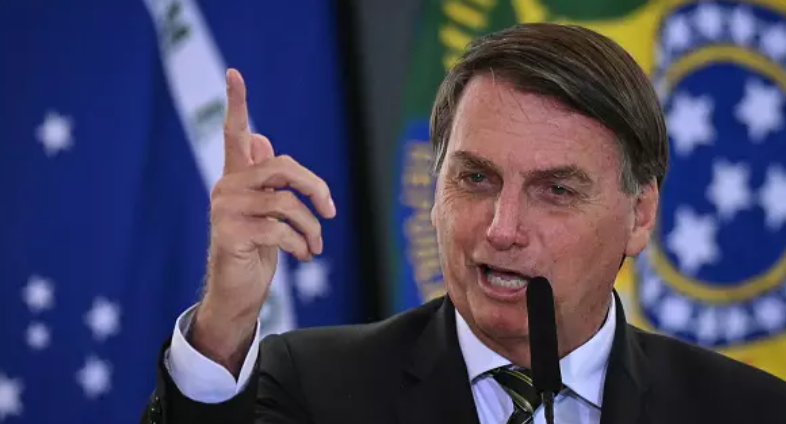 bolsonaro aponta dedo Bolsonaro lidera corrida presidencial em todos os cenários para 2022, aponta pesquisa Instituto Paraná