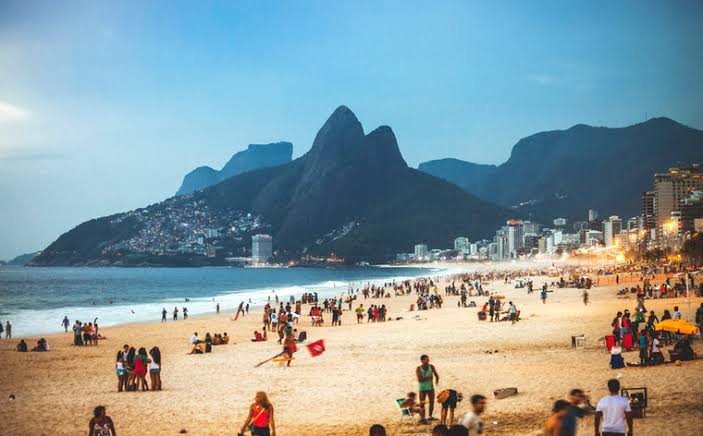 Rio autoriza permanÃªncia nas praias e acaba com toque de recolher