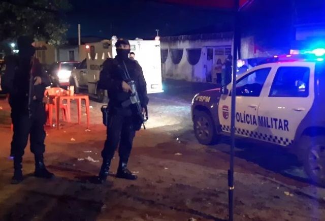 Homem Ã© assassinado a tiros em mesa de bar na Zona Norte de Natal